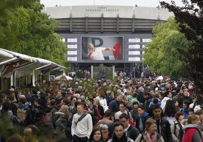 Un'invasione di appassionati ha saluto la prima giornata del Roland Garros, il pi famoso Slam su terra rossa del tennis in corso da oggi e fino al 9 giugno a Parigi. Afp